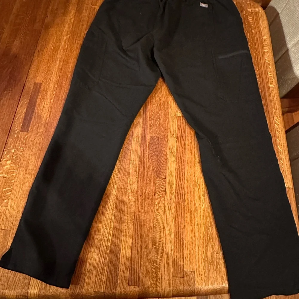Figs Women's Black Scrub Set - Picture 3 of 6